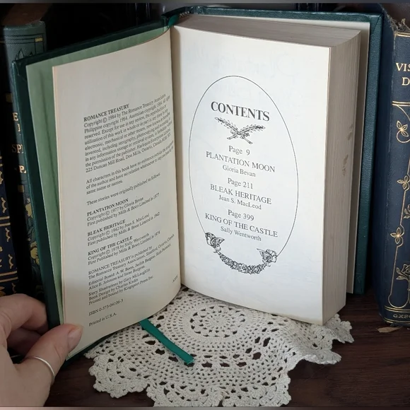 VINTAGE Hardcover Romance Treasury collection Green and Gold Book - Picture 3 of 4